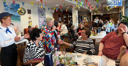 In der ProCurand Seniorenresidenz Bölschestraße hatten die Senior*innen viel Spaß, als Denise Grytzka mit ihrem Gesang die DDR-Party in Schwung brachte.