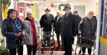 Die Bewohner*innen der ProCurand Pflegestift Pfarrer Lukas in Cham genießen die festliche Lichterfahrt durch die Innenstadt.