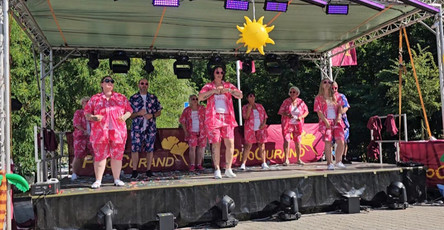 Das Team der ProCurand Seniorenresidenz Am Görnsee begeistert mit einem farbenfrohen Mallorca-Party-Tanzauftritt auf der Bühne.