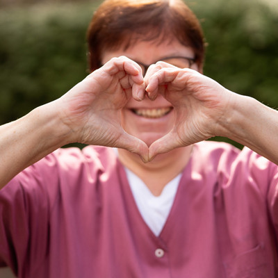 ProCurand Seniorenresidenz Am Görnsee in Grebs Pflegehelferin Sybille formt ein Herz mit den Händen