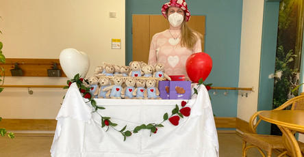 Nicole Roith, Soziale Betreuung, verteilt Valentinsgeschenke für die Bewohner*innen im ProCurand Pflegestift Pfarrer Lukas in Cham 