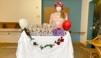 Nicole Roith, Soziale Betreuung, verteilt Valentinsgeschenke für die Bewohner*innen im ProCurand Pflegestift Pfarrer Lukas in Cham 