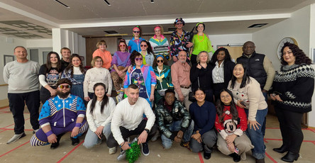 Kolleg*innen feiern die 80er-Jahre-Party im Café Havelblick der ProCurand Seniorenresidenz Havelpalais.