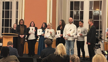 Bei einer Auszeichnungsveranstaltung im Roten Rathaus wird Pflegeassistentin Jennifer Broda von der ProCurand Ambulanten Pflege Lichtenberg gemeinsam mit weiteren Absolvent*innen für ihre Leistungen geehrt.