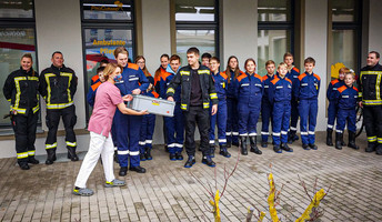 Die freiwillige Jugendfeuerwehr Friedrichshagen überraschten die Bewohner*innen der ProCurand Seniorenresidenz Bölschestraße mit Plätzchen.