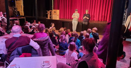 Die Mieter*innen des ProCurand Service-Wohnens Strausberg Wriezener Straße genossen einen herzerwärmenden Theaternachmittag, bei dem die Schüler*innen der BundtStift Schule mit viel Applaus gefeiert wurden.