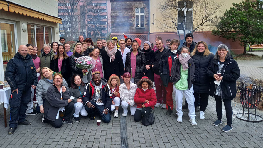 ProCurand Team vor dem Seniorendomizil Wilhelm-Stift beim vorweihnachtlichen Teamevent
