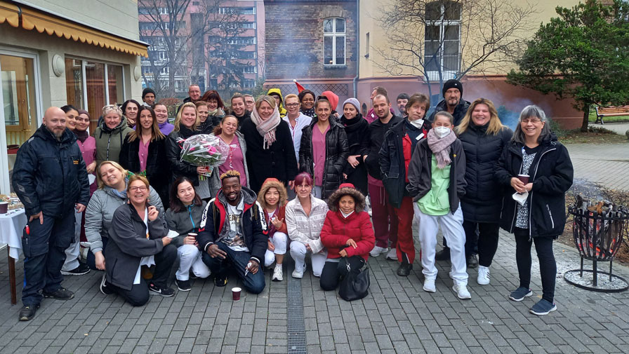 ProCurand Team vor dem Seniorendomizil Wilhelm-Stift beim vorweihnachtlichen Teamevent ProCurand Team vor dem Seniorendomizil Wilhelm-Stift beim vorweihnachtlichen Teamevent