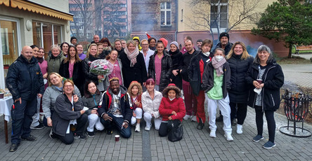 ProCurand Team vor dem Seniorendomizil Wilhelm-Stift beim vorweihnachtlichen Teamevent