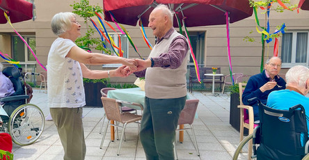 Gemeinsam mit dem Team der Sozialen Betreuung feierten die Senior*innen der ProCurand Park Sanssouci tanzend einen stimmungsvollen Nachmittag.