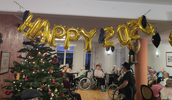 Neujahrsfeier der Bewohner*innen im ProCurand Seniorenzentrum Am Herzogschloss in Sulzbach-Rosenberg mit Dekoration und Feuerwerk zum Jahresbeginn.