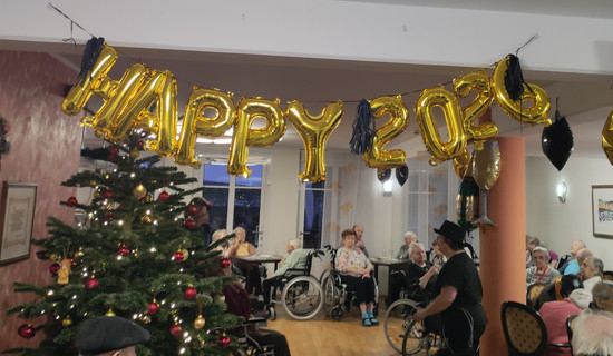 Neujahrsfeier der Bewohner*innen im ProCurand Seniorenzentrum Am Herzogschloss in Sulzbach-Rosenberg mit Dekoration und Feuerwerk zum Jahresbeginn.
