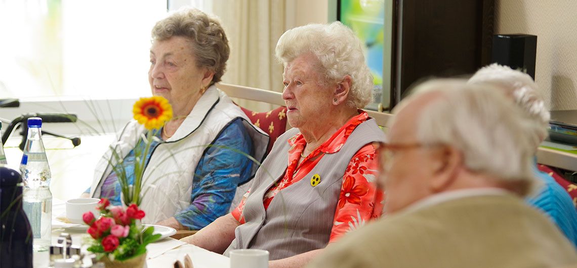 Senioren des Pflegeheims Neuenhagen singen gemeinsam beim Musiknachmittag