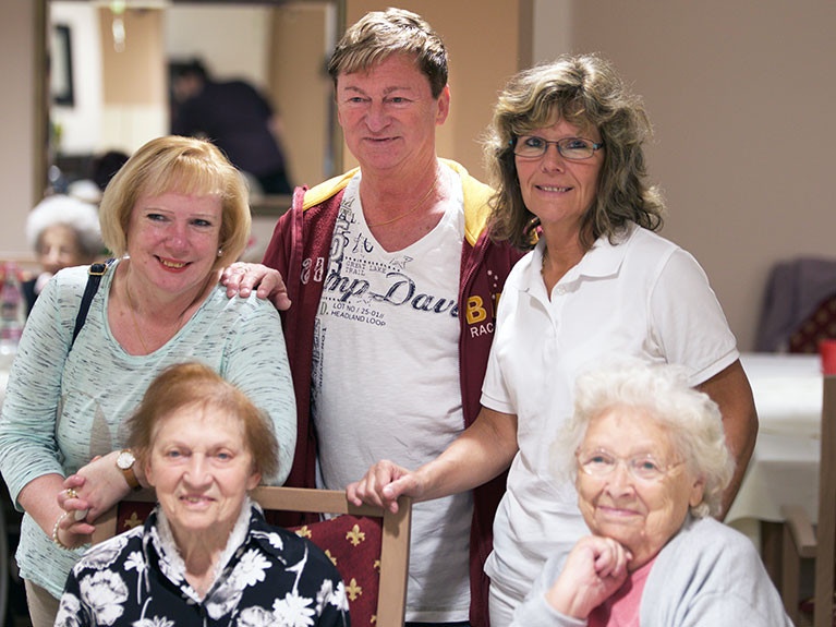Angehörige besuchen Bewohnerin im Seniorenstift Neuenhagen