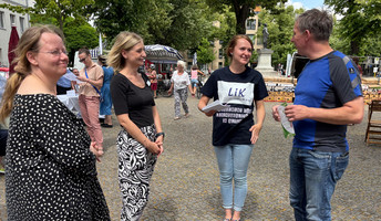Am Friedrichhagener Marktplatz präsentieren Stefanie Böhnke, Denise Grytzka und Scarlett Tieke die ProCurand Seniorenresidenz Bölschestraße am Lik-Stand.
