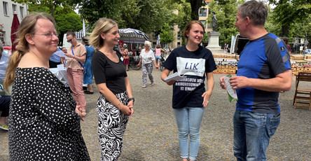 Am Friedrichhagener Marktplatz präsentieren Stefanie Böhnke, Denise Grytzka und Scarlett Tieke die ProCurand Seniorenresidenz Bölschestraße am Lik-Stand.