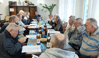 Zum monatlichen Männerstammtisch treffen sich die Senioren des ProCurand Seniorenzentrum Am Herzogschloss für ein Bier.