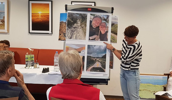 Im Restaurant Vier Jahreszeiten der ProCurand Seniorenresidenz Bölschestraße präsentiert Denise Grytzka Fotos und Eindrücke vom Jakobsweg.