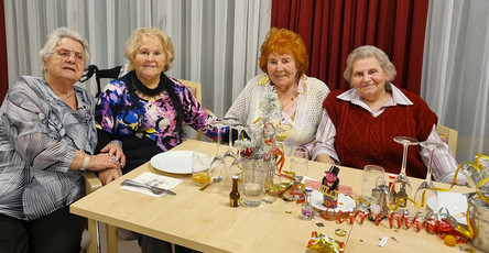 Die Mieter*innen der ProCurand Wriezener Straße ließen es sich an der Silvesterfeier gut gehen.