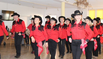 Line Dancer auf dem Frauentag in der ProCurand Seniorenresidenz Eberswaldend D