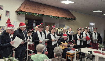 In der ProCurand Seniorenresidenz Am Görnsee singt der Damsdorfer Chor zur Kaffeezeit Weihnachtslieder vor den Bewohner*innen.