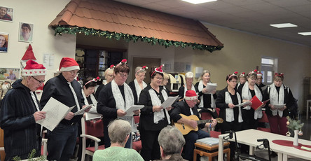 In der ProCurand Seniorenresidenz Am Görnsee singt der Damsdorfer Chor zur Kaffeezeit Weihnachtslieder vor den Bewohner*innen.