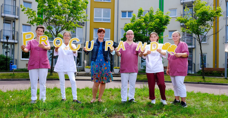 Gruppenbild aus Mitarbeiter*innen der ProCurand Seniorenresidenz Am Hufeisensee