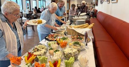 Am Buffet im Restaurant Vier Jahreszeiten der ProCurand Seniorenresidenz Bölschestraße genießen die Mieter*innen des Service-Wohnens die gemeinsame Grillrunde.