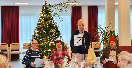 Hausleitung Annemarie bedankt sich bei den Mieter*innen der ProCurand Strausberg Wriezener Straße für das schöne Jahr. 