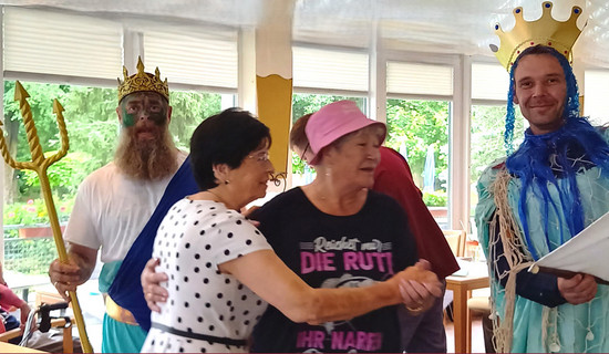 Bewohner*innen und Mieter*innen der ProCurand Seniorenresidenz Am Straussee feiern ausgelassen beim Fischerfest.