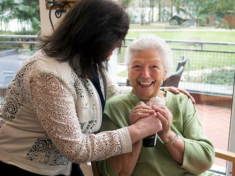Das Verhältnis zwischen Bewohnern und Pflegeteam Seniorenresidenz Sanft am See in Senftenberg ist von gegenseitigem Respekt und Freundlichkeit geprägt
