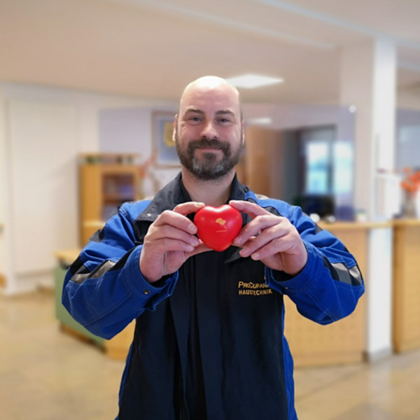 ProCurand Seniorenresidenz Eberswalde Haustechniker Maik mit ProCurand Herz ProCurand Seniorenresidenz Eberswalde Haustechniker Maik mit ProCurand Herz