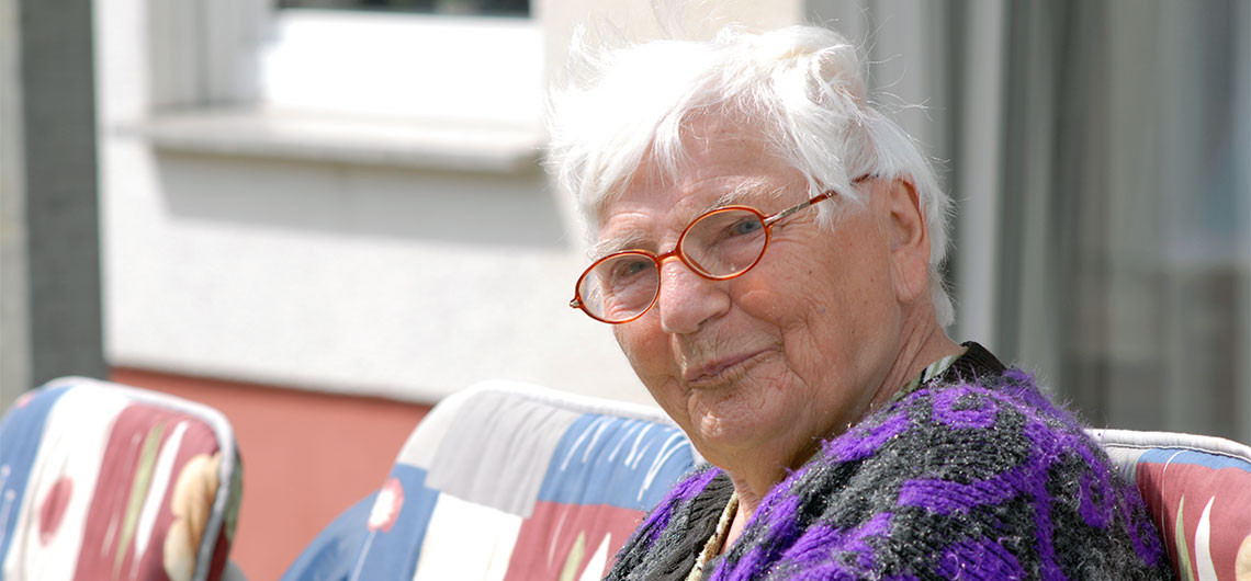Bewohnerin des Seniorenwohnparks Nächst Neuendorf in Zossen auf der Terrasse