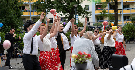 Das Team der ProCurand Seniorenresidenz Havelpalais begeistert beim Sommerfest mit einer fröhlichen Lollipop-Tanzeinlage.