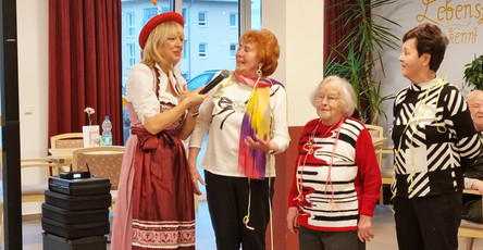 Die Mieter*innen der ProCurand Wriezener Straße haben viel Spaß an der Faschingsfeier.