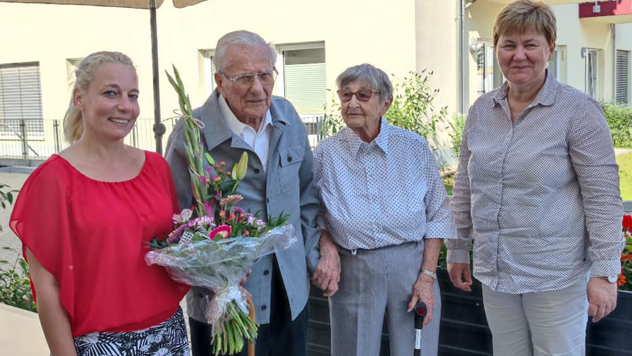 Bürgermeisterin Elke Stadler gratuliert ältestem Strausberger bei der ProCurand Wriezener Straße Bürgermeisterin Elke Stadler gratuliert ältestem Strausberger bei der ProCurand Wriezener Straße