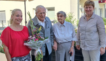 Bürgermeisterin Elke Stadler gratuliert ältestem Strausberger bei der ProCurand Wriezener Straße