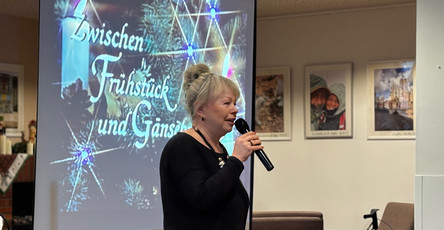 Petra Quermann erzählt im Restaurant Vier Jahreszeiten der ProCurand Seniorenresidenz Bölschestraße von Heinz Quermann.