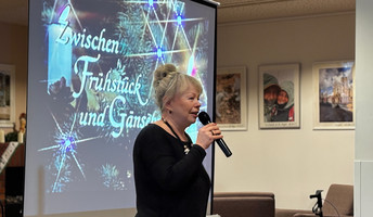 Petra Quermann erzählt im Restaurant Vier Jahreszeiten der ProCurand Seniorenresidenz Bölschestraße von Heinz Quermann.