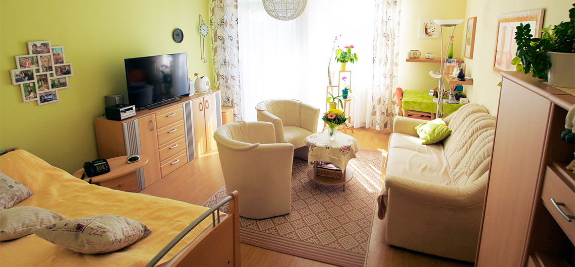 Das Seniorenpflegeheim Neuenhagen-Ebereschenallee bietet komfortable Zimmer mit eigenem Balkon