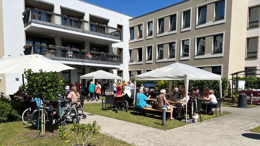 Eröffnung eines Biergartens in der Seniorenresidenz