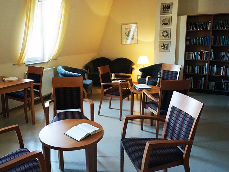 Die Seniorenresidenz verfügt über eine eigene Bibliothek mit vielen Sitzgelegenheiten