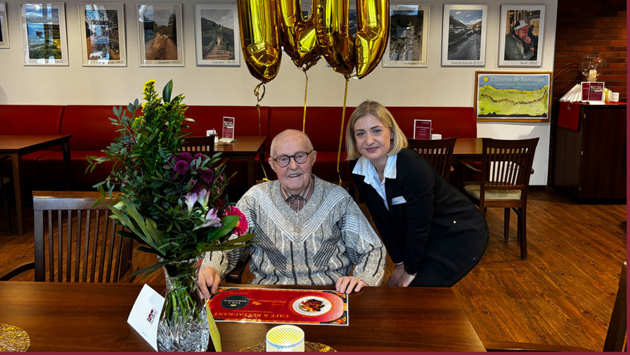 Heinz Göthel feiert seinen 100. Geburtstag in der ProCurand Seniorenresidenz Bölschestraße – gemeinsam mit Einrichtungsleiterin Stefanie Böhnke nimmt er in festlicher Atmosphäre die herzlichen Glückwünsche entgegen.