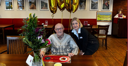 Heinz Göthel feiert seinen 100. Geburtstag in der ProCurand Seniorenresidenz Bölschestraße – gemeinsam mit Einrichtungsleiterin Stefanie Böhnke nimmt er in festlicher Atmosphäre die herzlichen Glückwünsche entgegen.