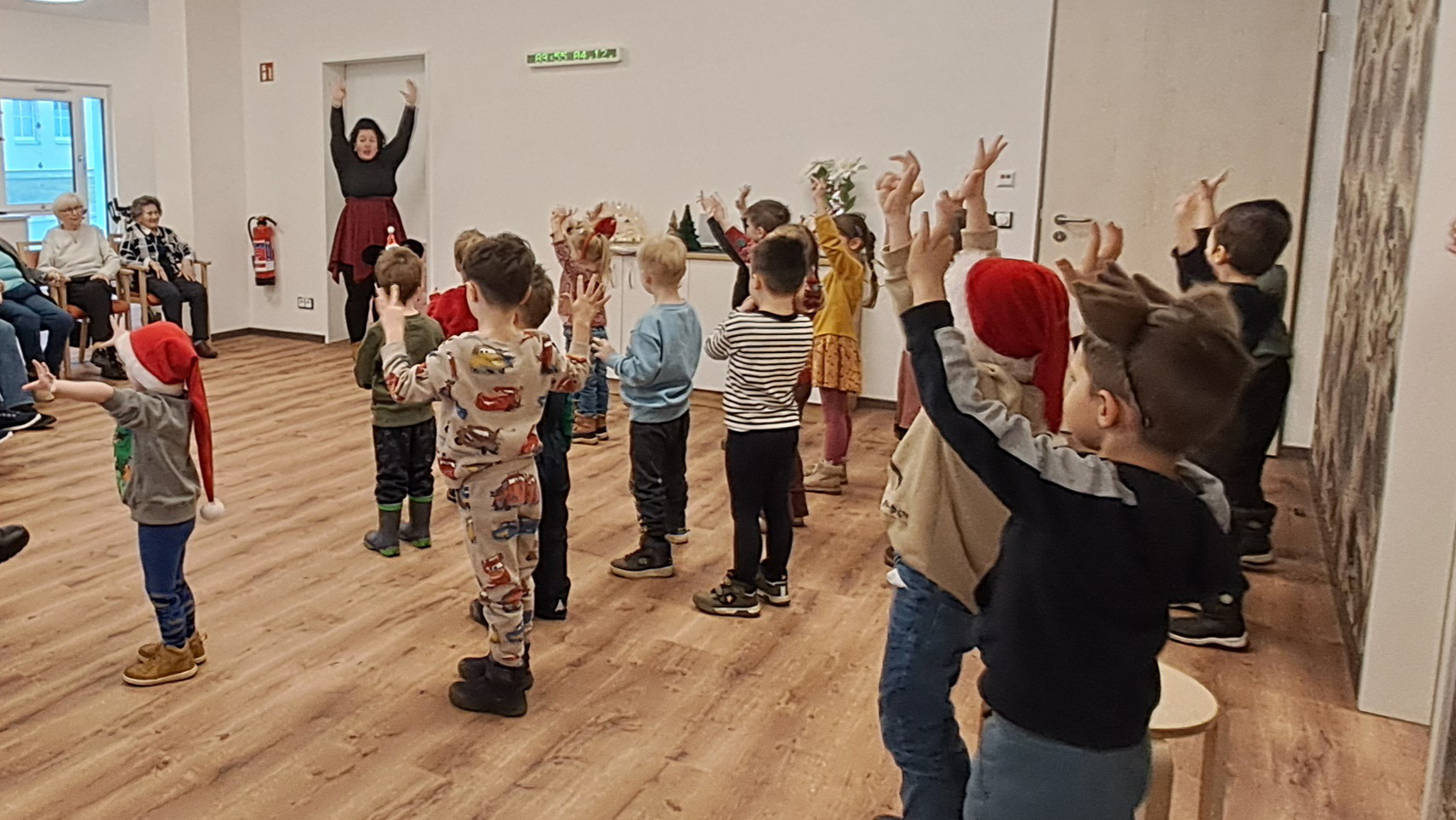 In der ProCurand Tagespflege Eberswalde tanzen und singen Kinder der Kita Kinderparadies Nordend gemeinsam im Bewegungsraum.