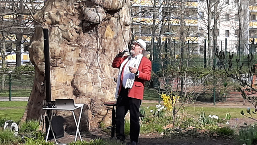 Entertainer Alf Weiss bei einem Open-Air Konzert im Garten des Havelpalais