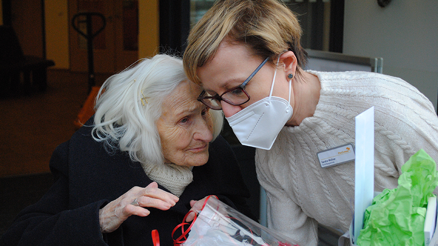 Einrichtungsleiterin Sandra Wollner gratuliert der 105jährigen Jubilarin herzlich