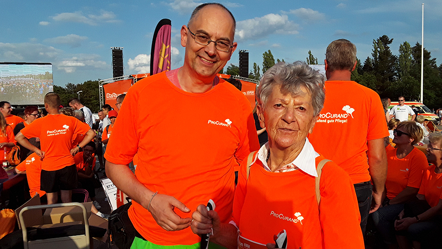 Einrichtungsleiter Dominik Binder und die älteste Läuferin des B2Run Liane Schäfer