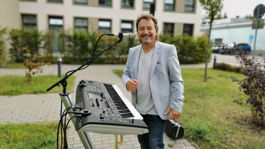 Musiker Kiry Janev beim Hofkonzert in der Seniorenresidenz Bölschestraße