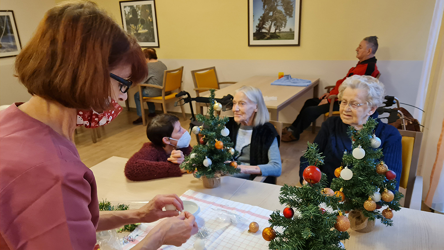 Team der ProCurand Seniorenresidenz Bölschestraße als Weihnachtsrentiere